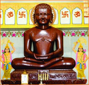 Mahogany idol of Anantnath Bhagwan with attendant figures, Ayodhya tirth darshan